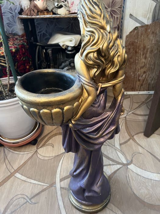 Фигура с кашпо "Девушка в платье"