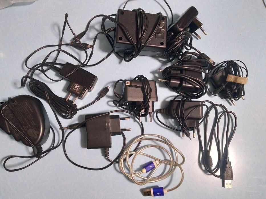 Зарядники разные для разных устройств.