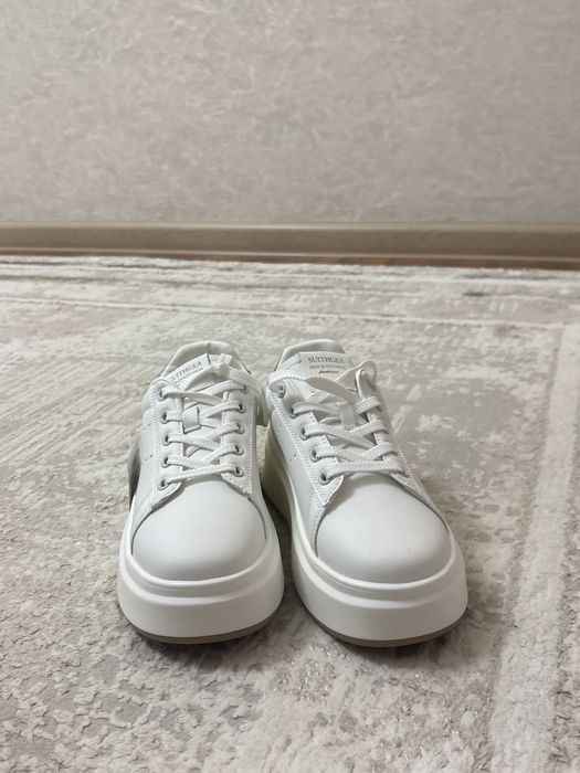 Продам женские кросовки