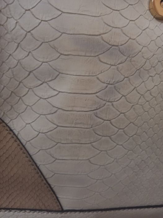 Нова чанта  GUESS