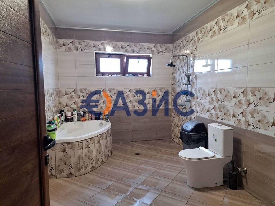 Къща с двор В Меден Рудник, Бургас, с изглед към езерото, РЗП 206 кв.