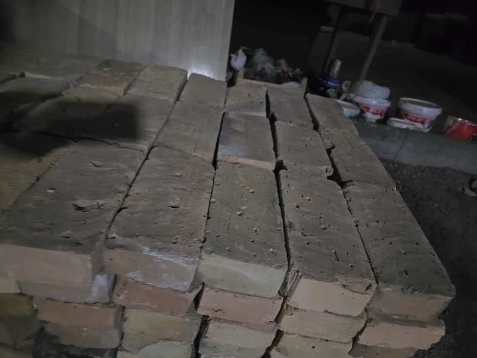 Красный кирпич не плохой состояние!