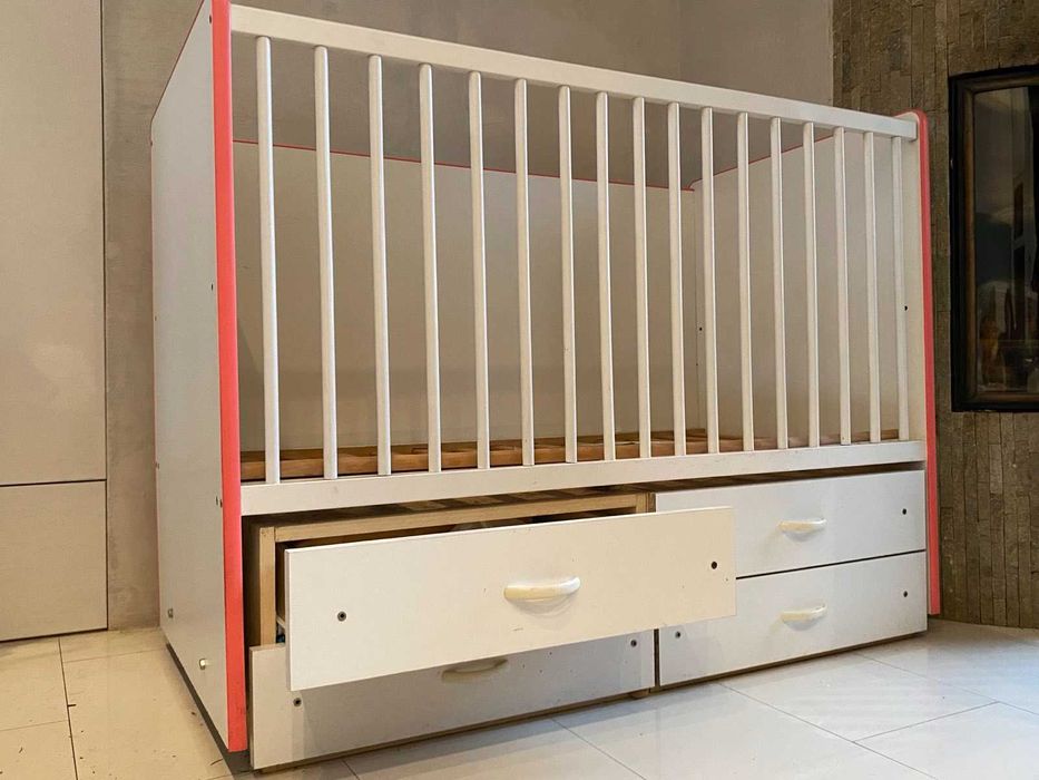 Детско люлеещо се легло за момиче с 4 чекмеджета и стойка за балдахин