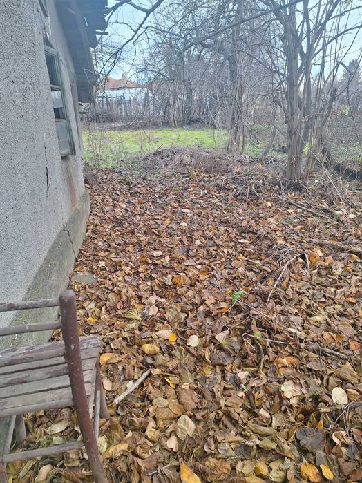 Парцел със стара къща за събаряне