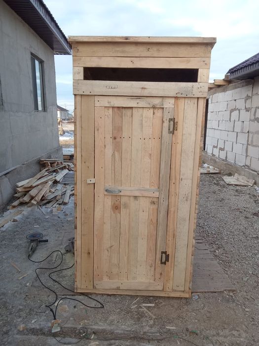 Уличный туалет деревянный