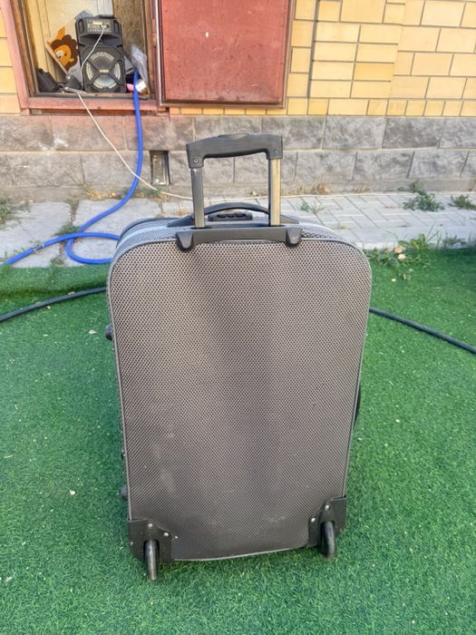Продам чемодан на колесиках
