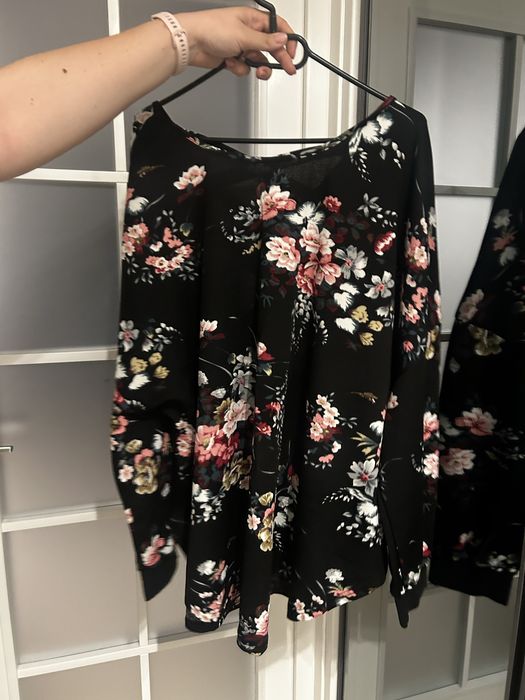 Bluză neagră cu imprimeu floral și spate decupat