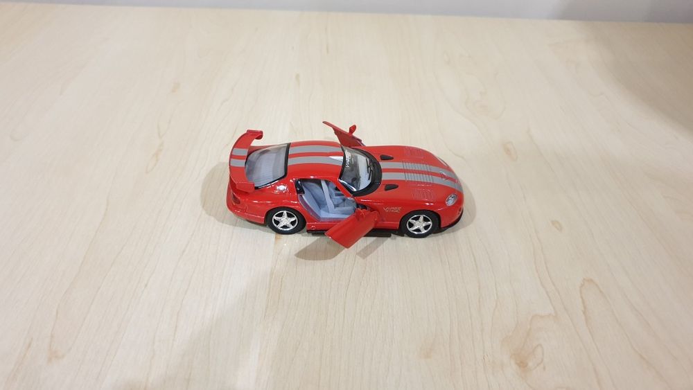 Продам железную машинку Kinsmart