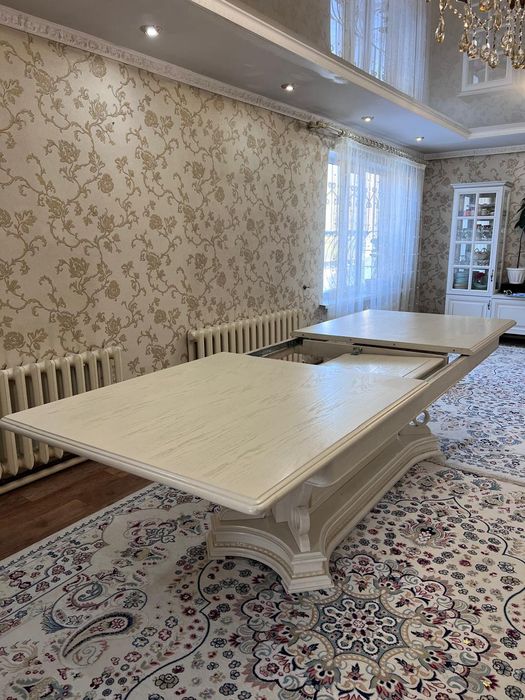 Стол из натурального дерева