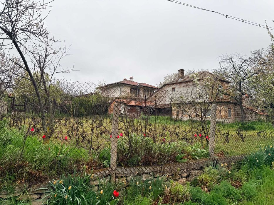 Къща с двор в с.Здравец