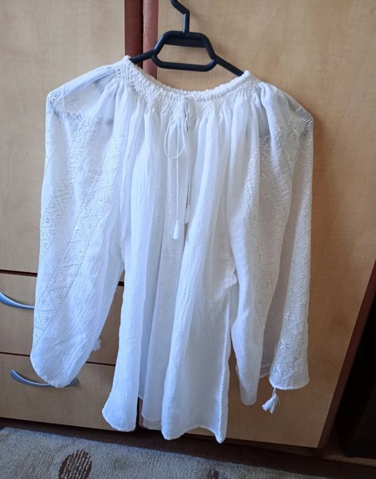 Ie tradițională lucrată manual – model deosebit