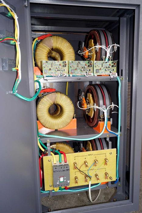 100 KVA ТРИФАЗНИ Стабилизатори на напрежение VITOLUX със серво мотор