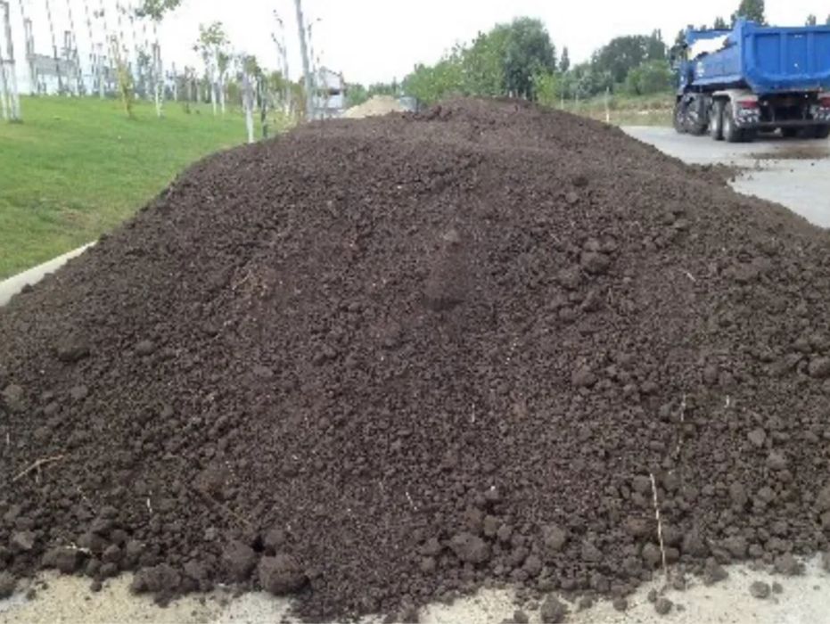 Pamant de flori negru vegetal si pamant de umplutura
