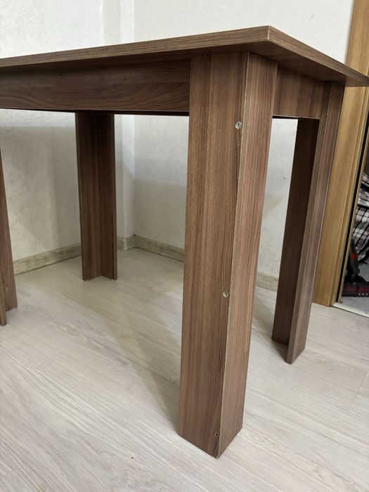 Кухонный стол + 4 табуретки в комлекте