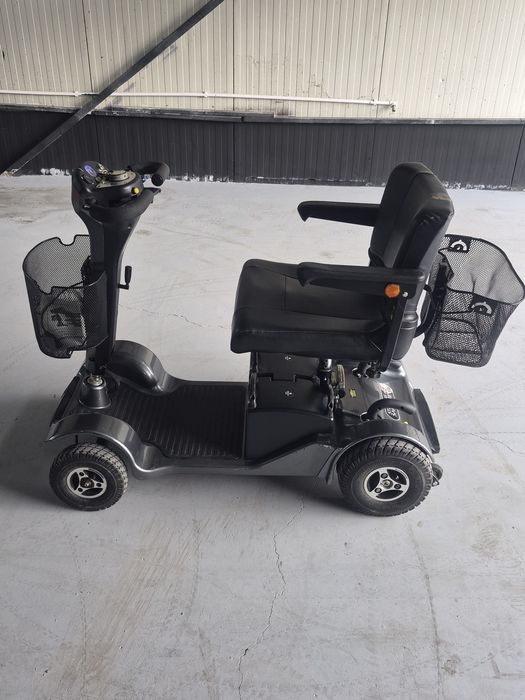 Carucior scuter electric pentru persoane cu  dezabilitari sau batrîni