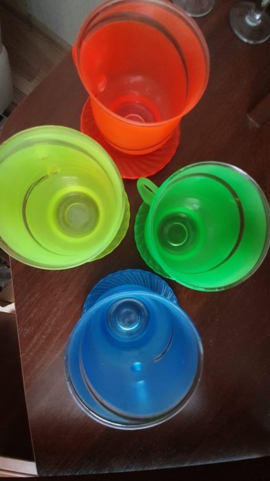 Цветные чашки с блюдцами