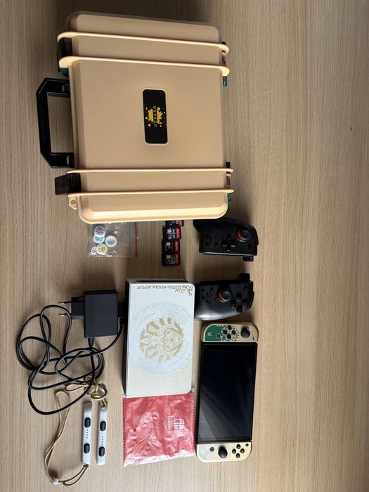 Nintendo Switch OLED Zelda Edition + 4 игри и аксесоари