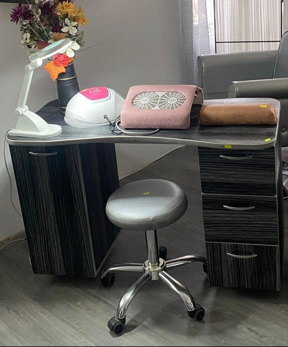 Masa manichiura scaune oglinzi coafor