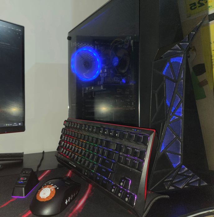 Vând calculator + chit gaming.