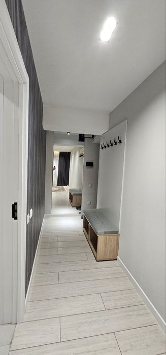 Аренда 1/1/5 Буюк ипак йули, Художник