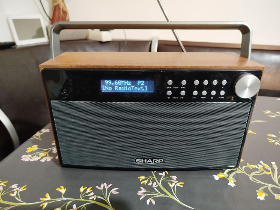Radio stereo Sharp lemn cu Bluetooth , DAB si FM , autoscan si Rds