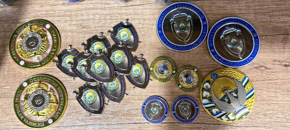Металлические гербы с уникальными надписями