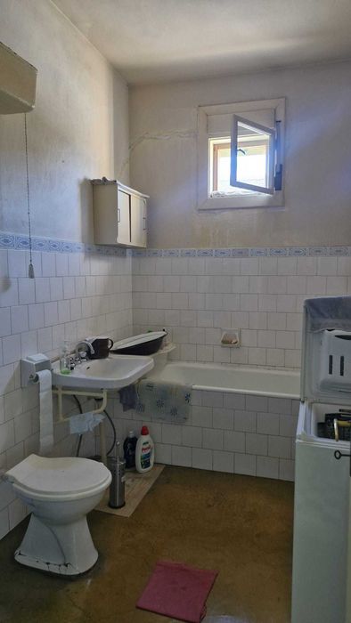 Casă cu 4 camere, teren de 1000 mp, curte 437 mp, suprafata utila 92 mp.