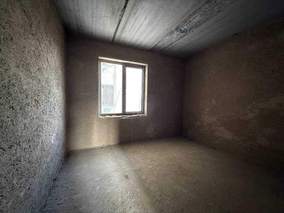 Квартира 78кв/м в состоянии коробки на районе Партсъезда