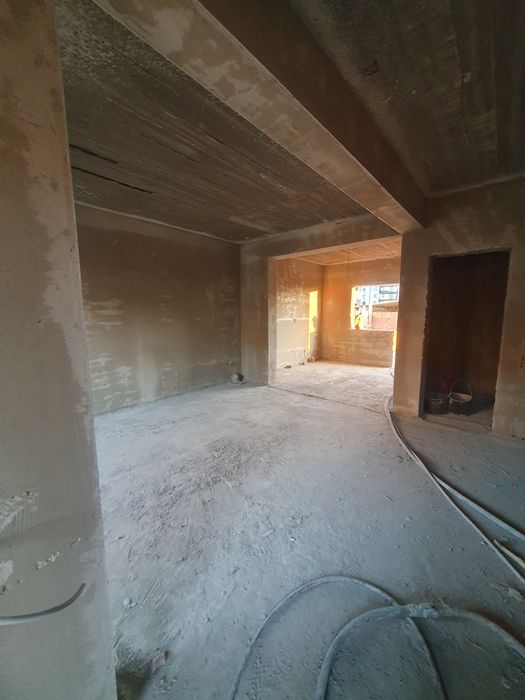 Executam tencuiala mecanizata , sape fluide de ipsos