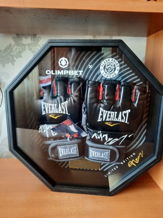 Продам перчатки с автографом Федора Емельяненко