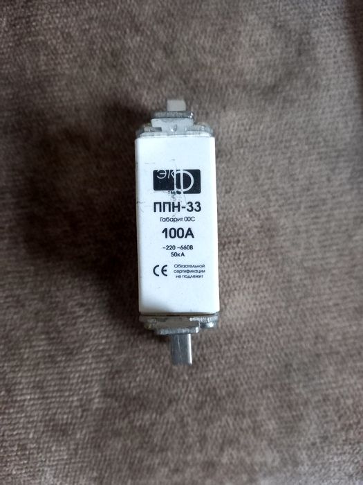 Продам держатель предохранителя.