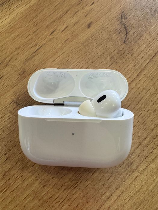 Apple AirPods Pro 2, кейс + дясна слушалка (Type C)