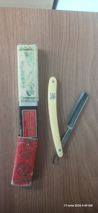 J.A. Henckels Solingen Zwillingswerk este fabricat în Germania și poartă renumitul logo cu gemeni.