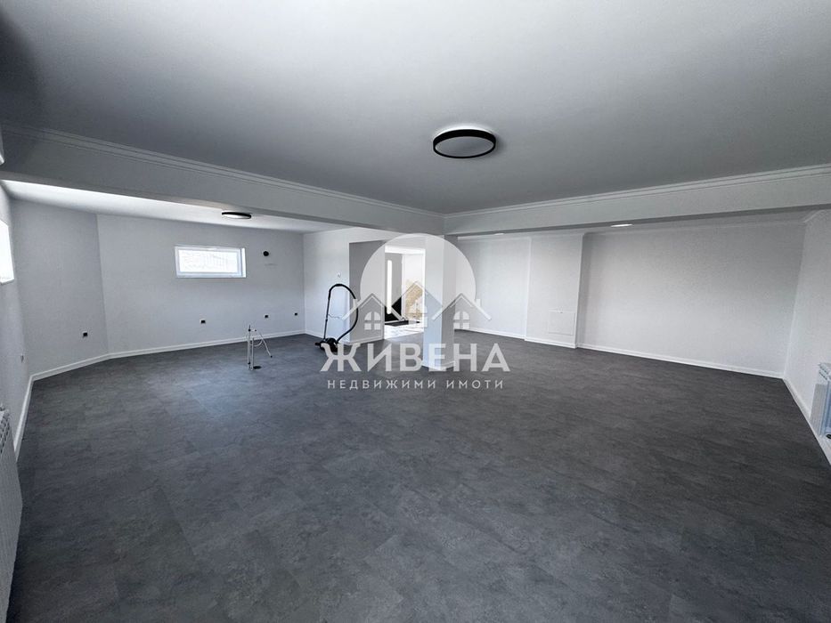 Продава триетажна къща с басейн в с.Оброчище