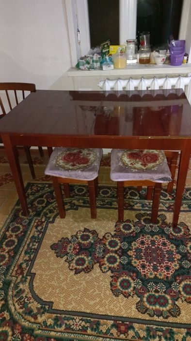 Стол лакированный