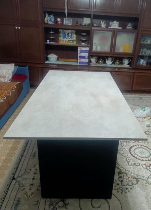 Стол кухонный. Большой