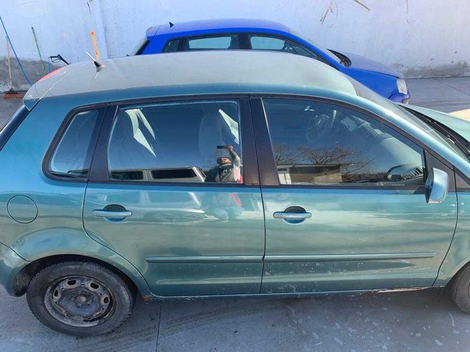 dezmembrez vw polo 9n /usa fata polo 9n/ hayon polo 9n/oglinda polo 9n