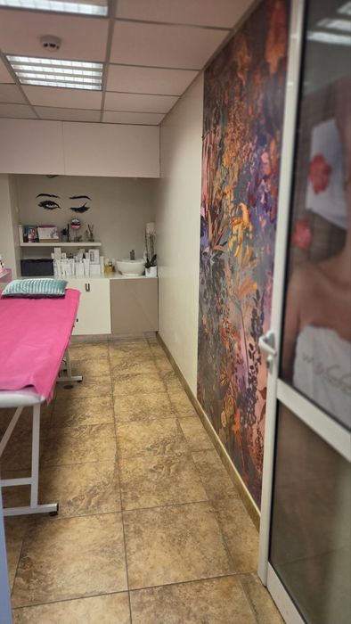 Салон за красота Варна отдава под наем за маникюр козметик миглопластика масаж микроблейдинг педикюр татуировки.