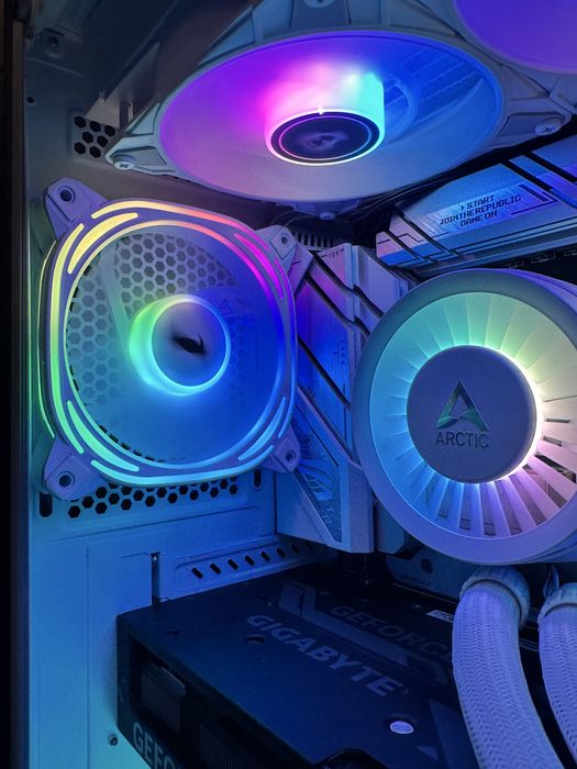 PC Gaming - Ryzen 7 9800X3D + RTX 4070