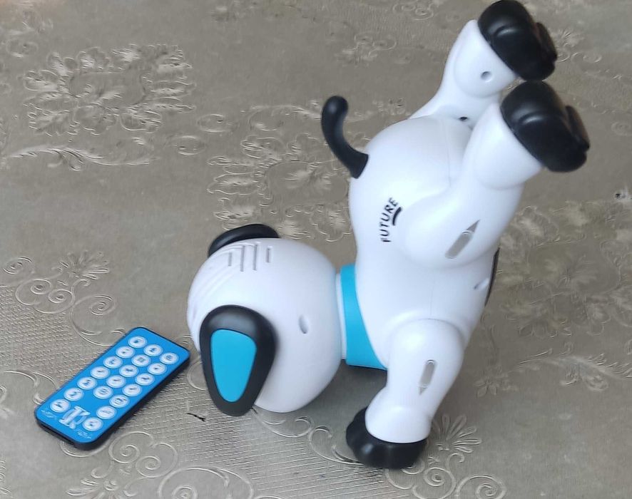 Робот собака игрушка, выполняет команды
