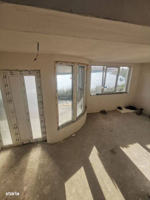Casa individuala cu terasa,panorama spre lac, garaj, teren 300mp