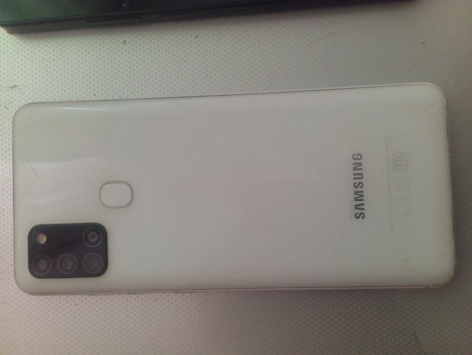 Ноутбук и два телефона