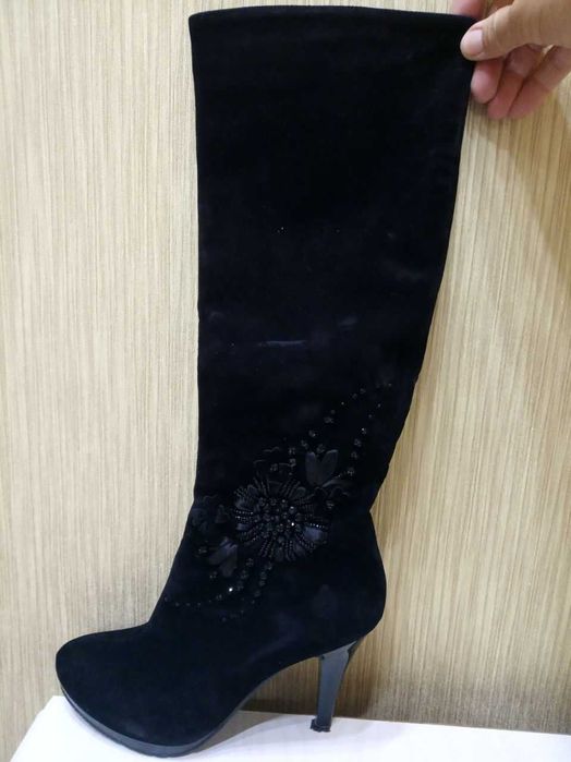 Продается женская обувь (сапожка)