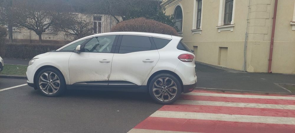 Vând Renault Scenic 2019 urgent cu 6400 euro negociabil