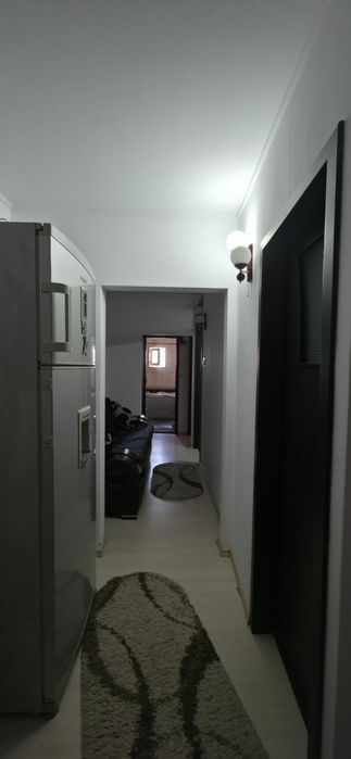 De inchiriat apartament 3 camere