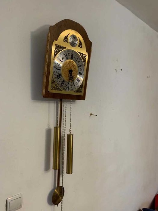 Ceas de perete cu pendula si doua greutati
