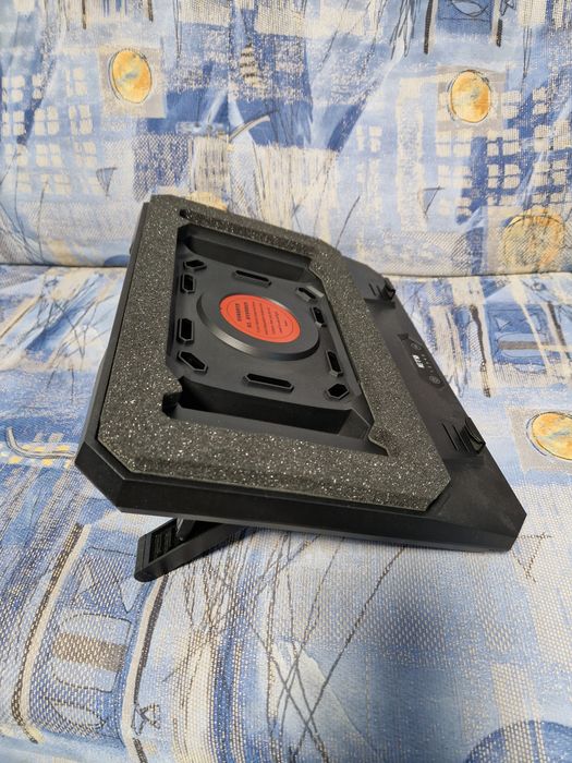 Продавам acer nitro lite 16 в комплект с охлаждаща подложка iets gt300b1 с  включен usb  hub на задня  панел!!!