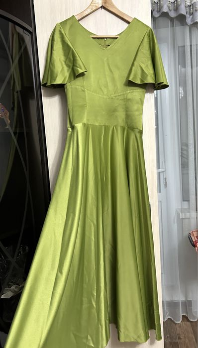 Вечернее платье оливкового цвета