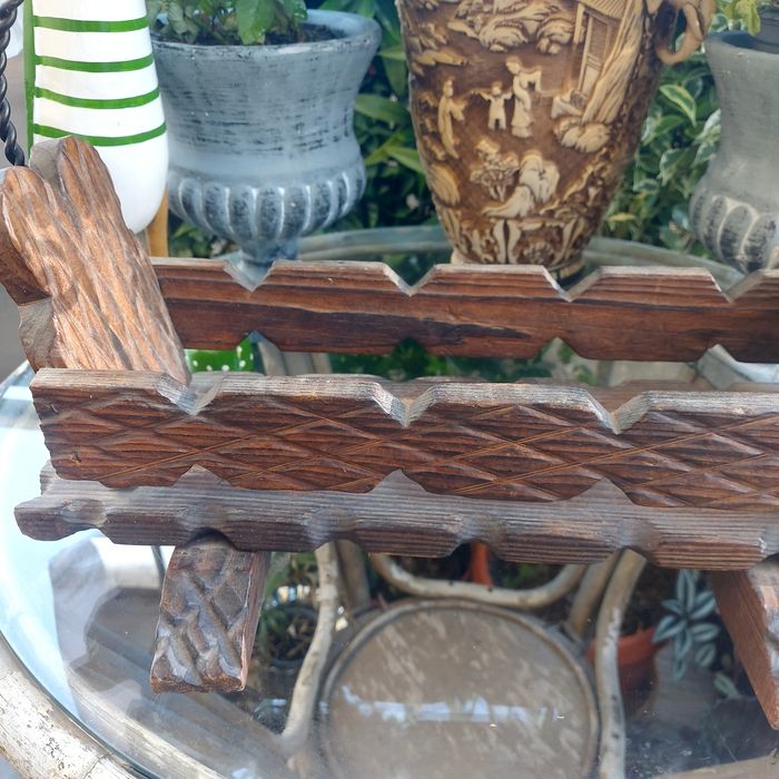 Дърво и ковано желязо за растения или списания