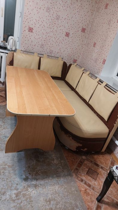 Стол и угловой диван